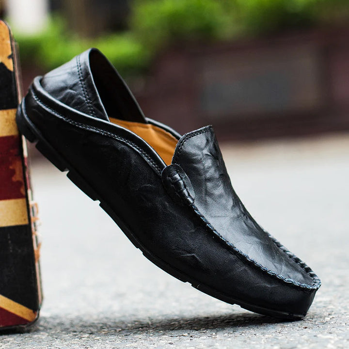 Närbild på stilrena herr loafers, visar detaljer av material och sömmar.