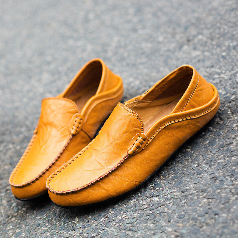 Bekväma herr loafers på fötter, idealiska vardagsskor med tidlös elegans.