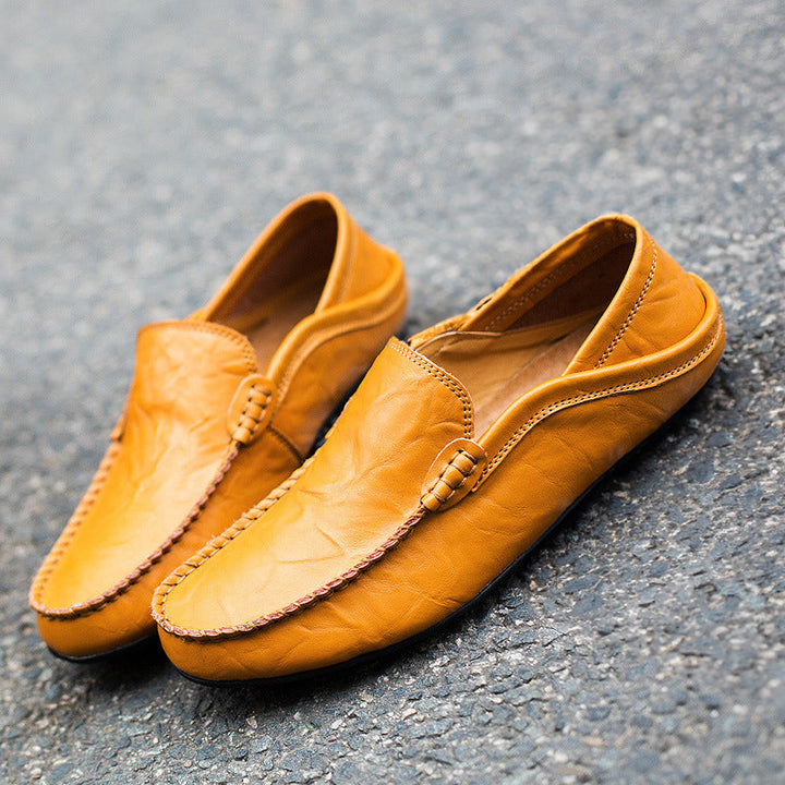 Bekväma herr loafers på fötter, idealiska vardagsskor med tidlös elegans.