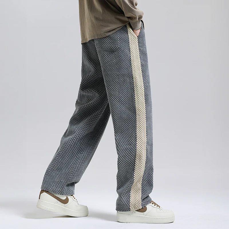 Sportiga herr loungebyxor i modern design med sidrand, idealiska för en avslappnad look.