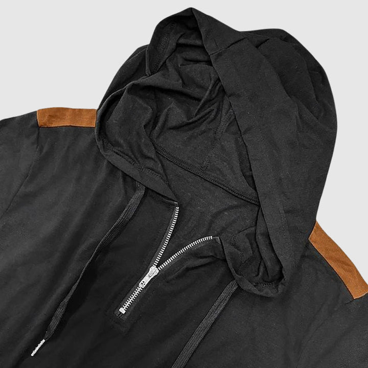 Herrhoodie i patchwork-stil med dragkedja. Ger en avslappnad och modern touch till din vardagslook.