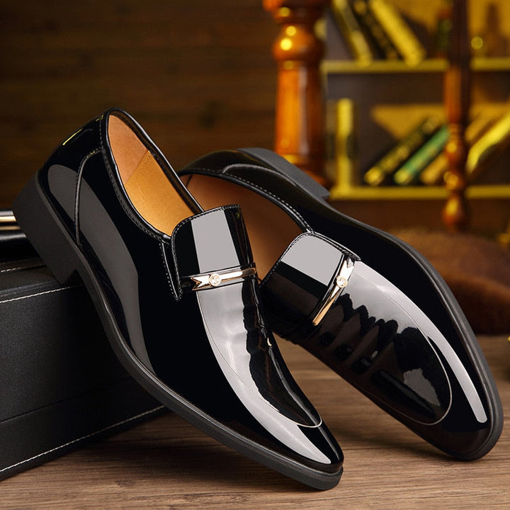 Svarta konstläder loafers för herr, lyxig design, spetsig tå, idealiska för businessklädsel.