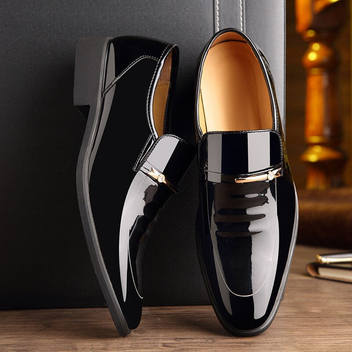 Detaljbild av herr loafers i brunt konstläder, spetsig tå, perfekt för en sofistikerad look.