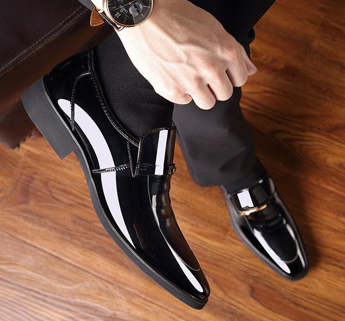 Herrskor: svarta slip-on loafers med spetsig tå i konstläder, bekväma och eleganta.