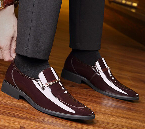 Lyxiga bruna loafers för män, konstläder med spetsig tå, utmärkta business- och festskor.