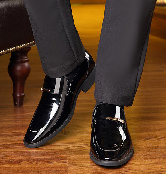 Närbild av spetsig tå på herr loafers i konstläder, ger en elegant och modern stil.