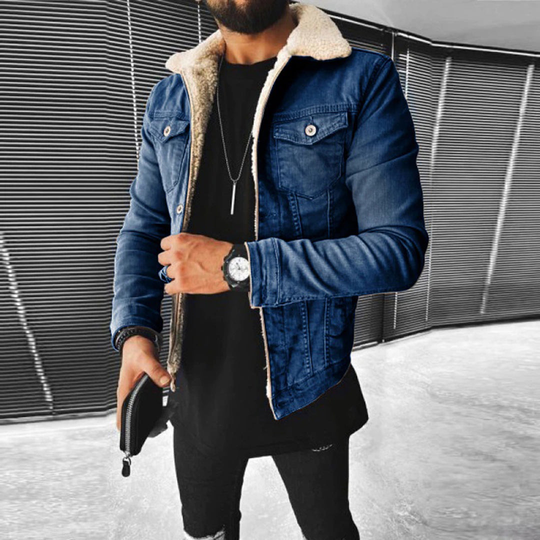 Modern herrjacka casual stil, idealisk som bekväm vardagsjacka för höst och vår, stilrent ytterplagg.