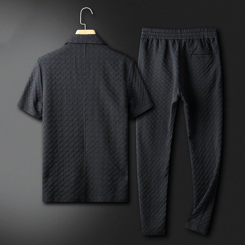 Tvådelad herrdräkt med geometriskt mönster. Modern kostym för sommaroutfit, fest- eller vardagsbruk.
