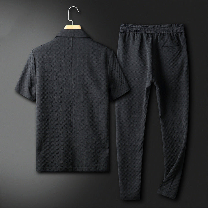 Tvådelad herrdräkt med geometriskt mönster. Modern kostym för sommaroutfit, fest- eller vardagsbruk.