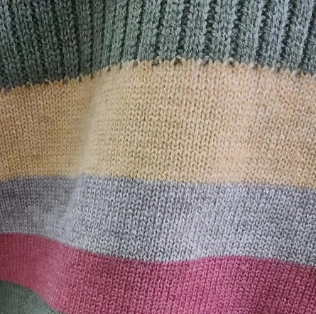 Bekväm herr-huvtröja för avslappnad vardag. Modern design som passar både höst och vår för en ledig stil.