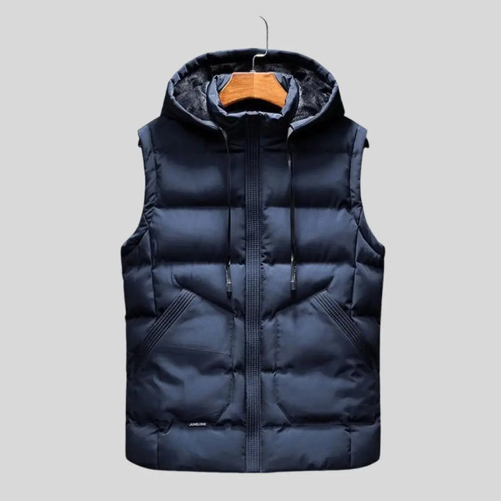 Modern herr huvväst med stilren design, kombinerar funktionalitet med en trendig look för den medvetne.