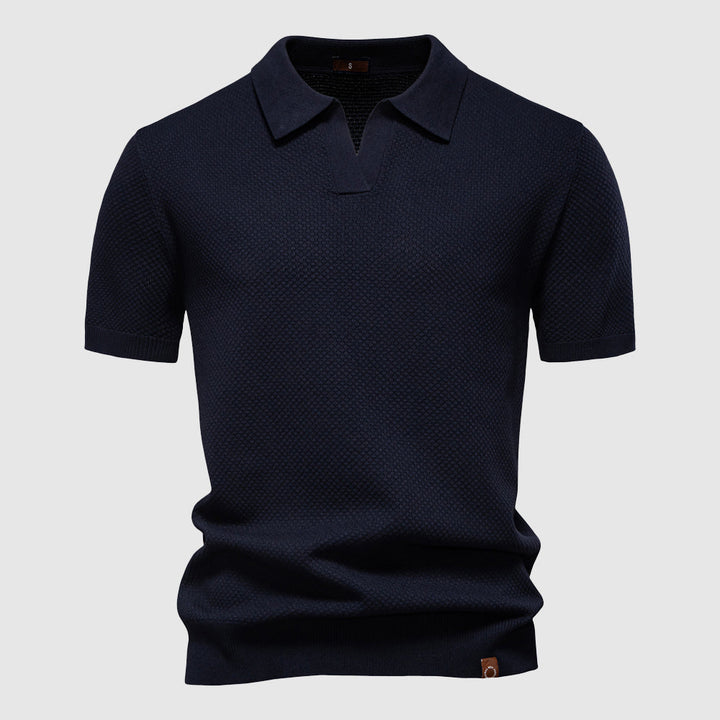 Herr polo i stilren klassisk design. Tidlös elegans för sommar och vår. Perfekt för en bekväm stil.