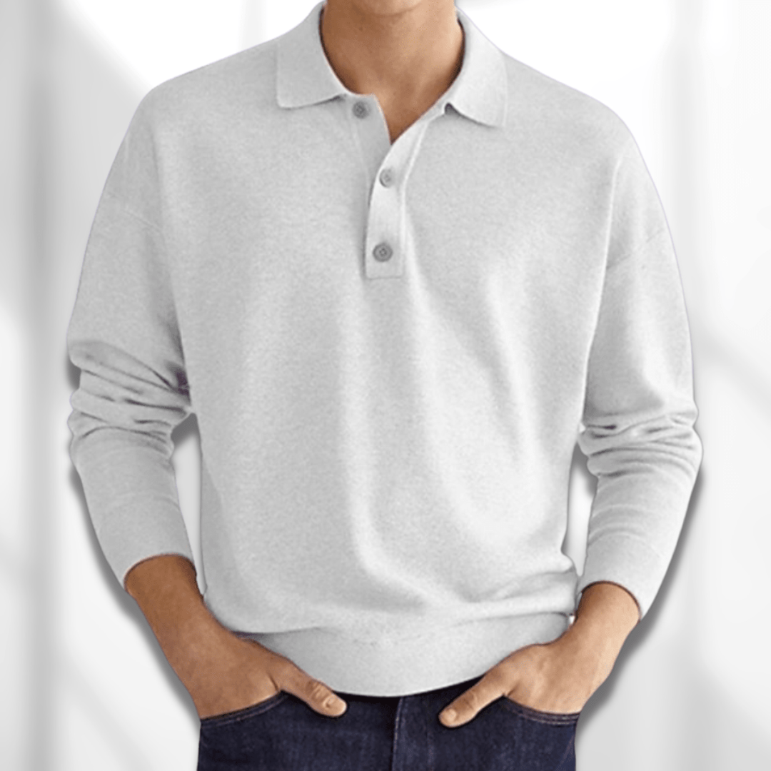 Man bär en svart pikétröja, snygg och bekväm för en modern och stilren look.