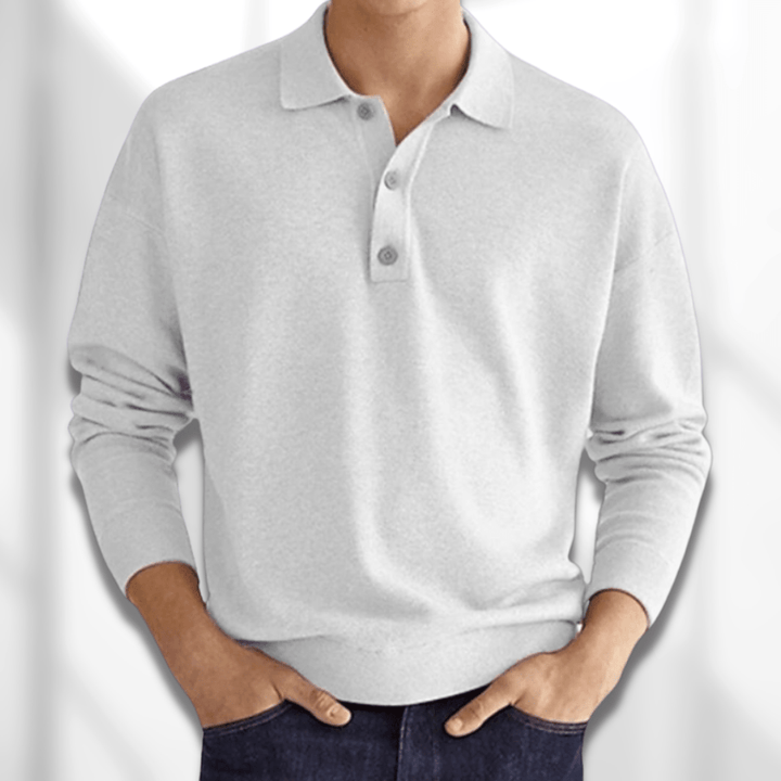 Man bär en svart pikétröja, snygg och bekväm för en modern och stilren look.
