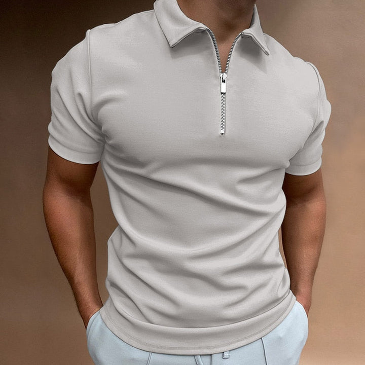Elegant herr poloshirt med diskret dragkedja och korta ärmar, sommarfavorit.