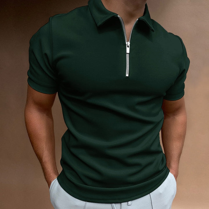 Modern kortärmad herr poloshirt med dragkedja, perfekt för en sval sommarlook.
