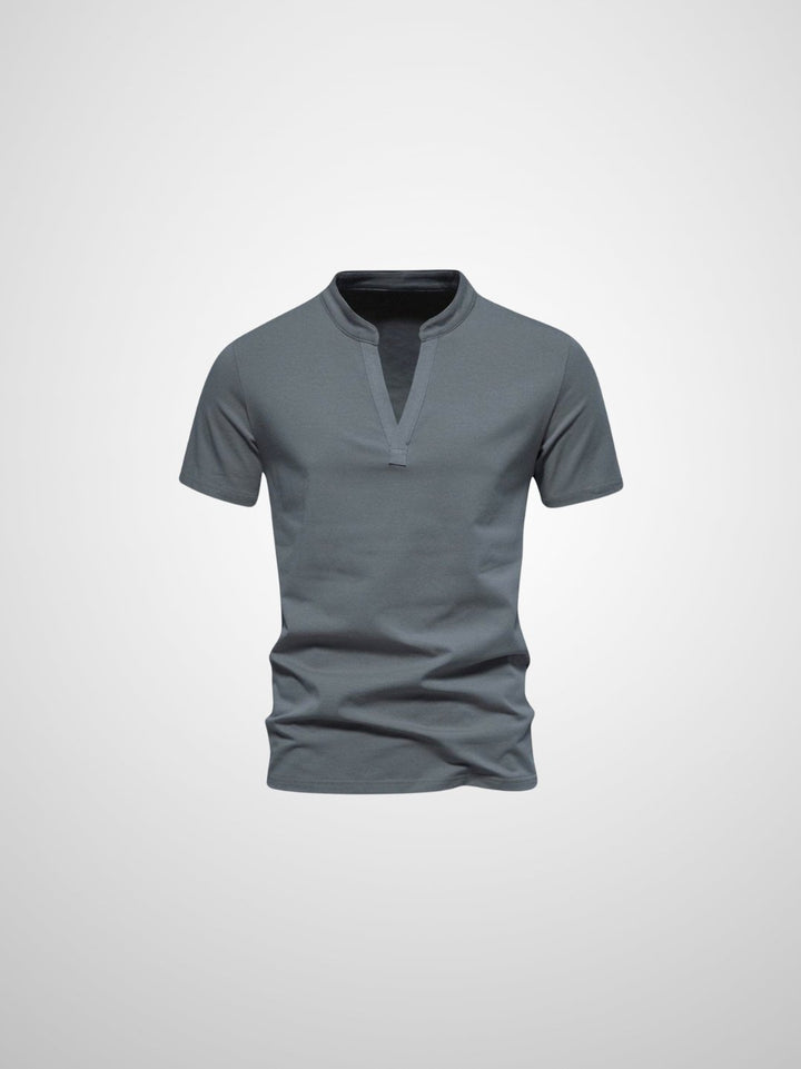 Herrpolo t-shirt med v-hals, modern och bekväm. Ett stilrent vardagsplagg för sommar och kontor. Herrkläder.