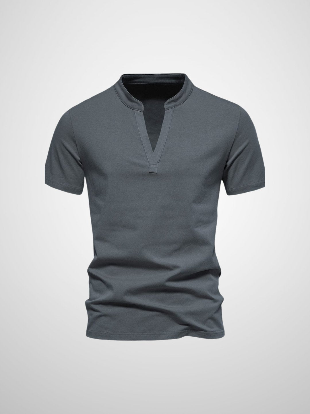 Stilren herrpolo t-shirt med v-hals, idealisk för både avslappnad vardag och kontorsstil. Maskintvättbar.