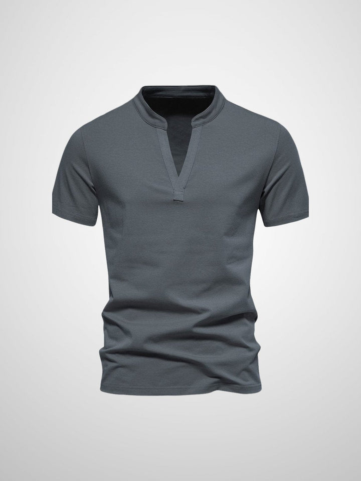 Stilren herrpolo t-shirt med v-hals, idealisk för både avslappnad vardag och kontorsstil. Maskintvättbar.