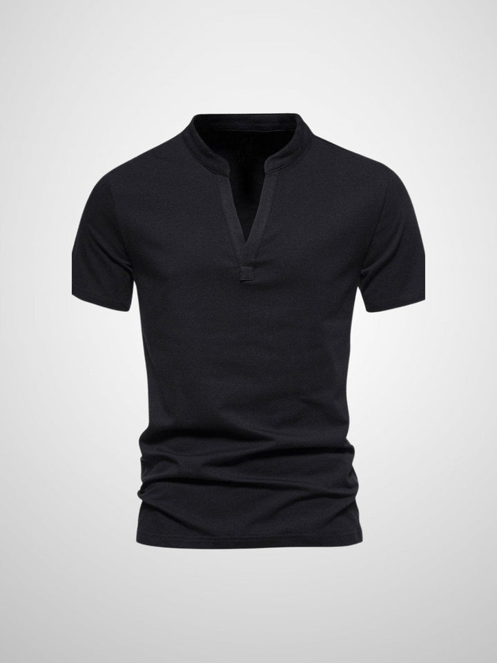 Modern herrpolo t-shirt med elegant v-hals. Stilrent och bekvämt vardagsplagg för den medvetne mannen.
