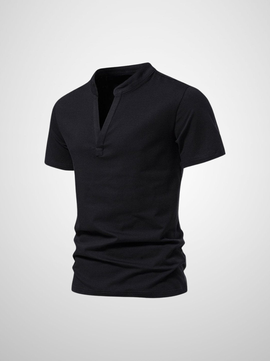 Mångsidig herrpolo med v-hals, passar för en avslappnad look eller en stilren kontorsstil. Kortärmad design.