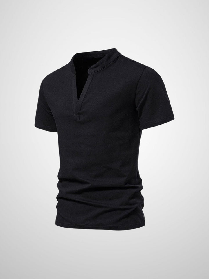 Mångsidig herrpolo med v-hals, passar för en avslappnad look eller en stilren kontorsstil. Kortärmad design.