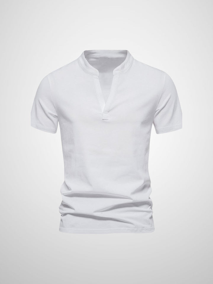 Bekväm och maskintvättbar herrpolo t-shirt med v-hals. Perfekt för sommar och avslappnade tillfällen.
