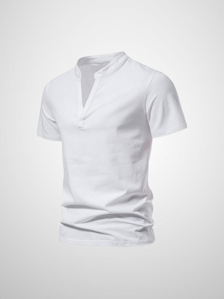 Herrpolo t-shirt med klassisk v-hals och kort ärm. En modern stil som kombinerar komfort med elegans.