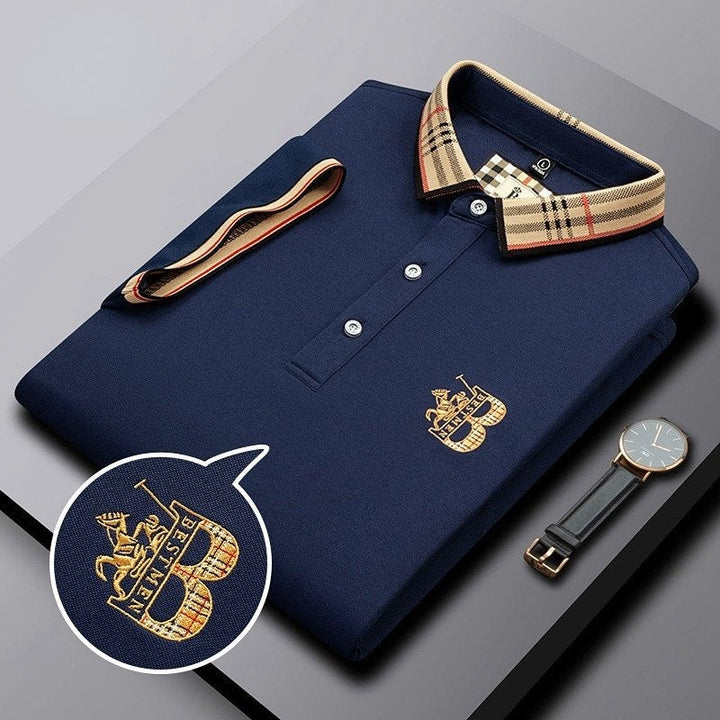 Herr polohemd i modern design, perfekt för en aktiv vardag med fokus på stil och komfort.