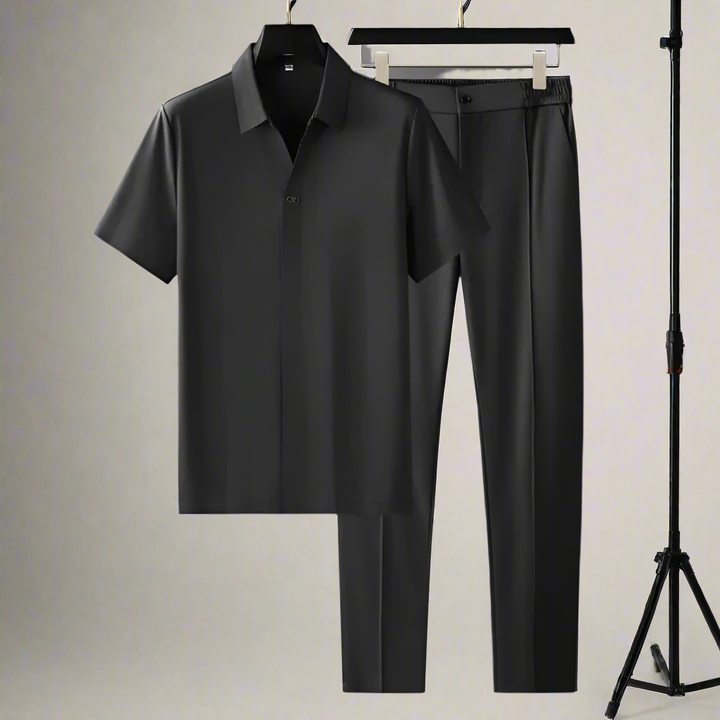Smart casual herrset: polo och byxor. Erbjuder bekväm, avslappnad passform för alla tillfällen.