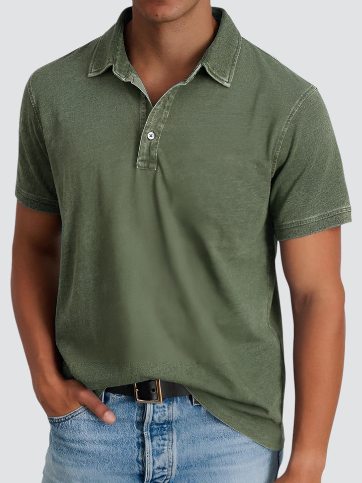 Snygg herr poloshirt med tidlös design. Kortärmad, bekväm och avslappnad passform för sommarbruk.