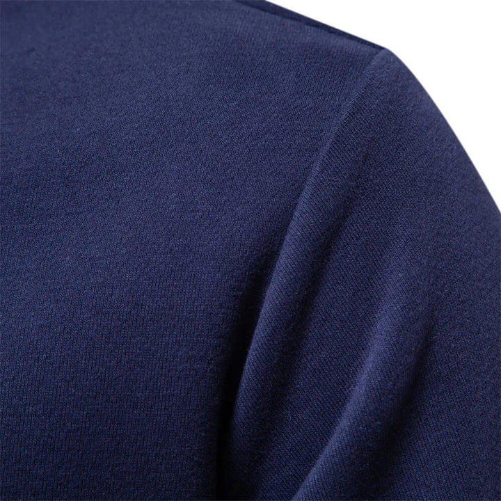 Herrsweatshirt i retrostil med bekväm passform. Snygg polotröja för vardagsbruk.