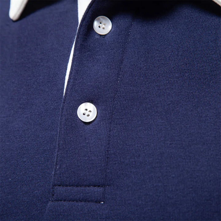 Klassisk herrpolo sweatshirt i tidlös retrodesign. Ett måste för stilmedvetna män.