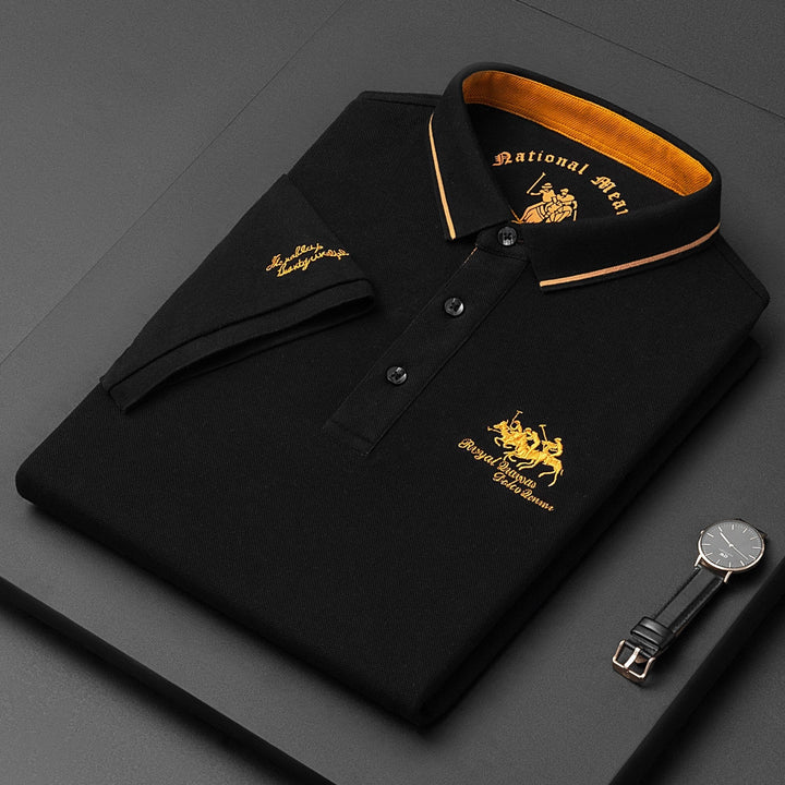 Modern herr polotröja som erbjuder elegant komfort. Stilren design för bekväm sommar och vardag.