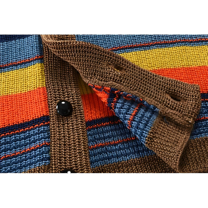 Herr cardigan retro med färgblock, sjalkrage & knappslå. Mångsidig för stilrena vår- och höstoutfits.