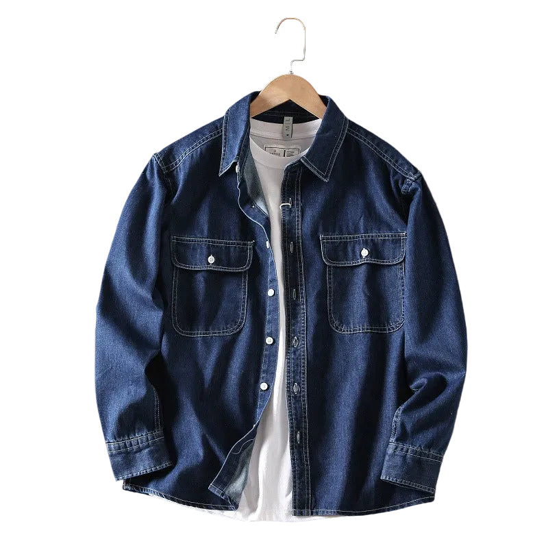 Herr retro jeansskjorta i avslappnad stil. Trendig och klassisk denimskjorta för herrmode och fritid.