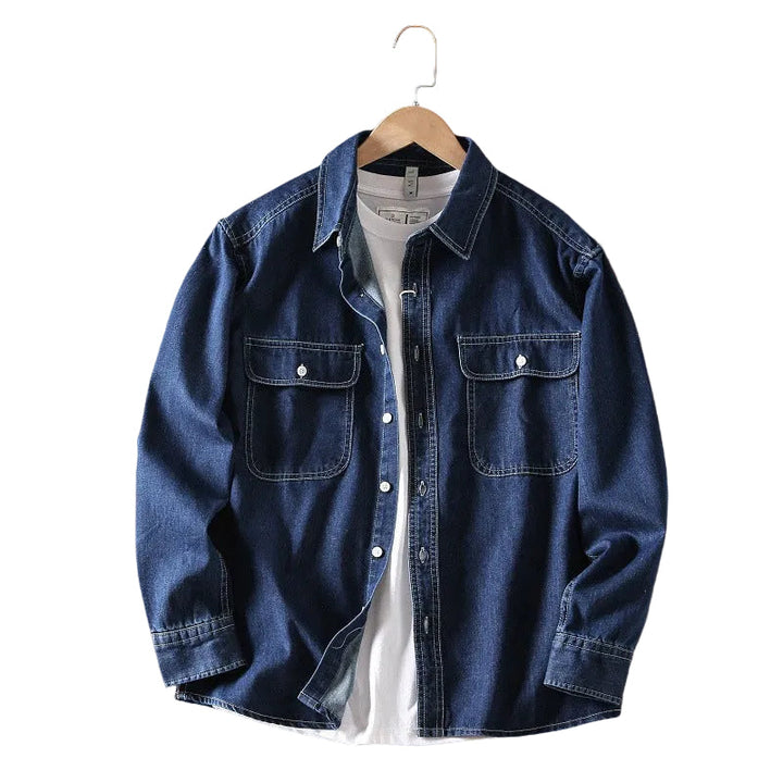 Herr retro jeansskjorta i avslappnad stil. Trendig och klassisk denimskjorta för herrmode och fritid.