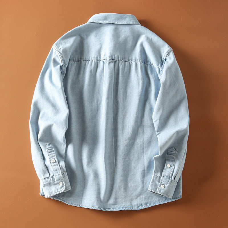 Trendig herrskjorta i denim. Avslappnad jeansskjorta med retrokänsla för en snygg och ledig stil.