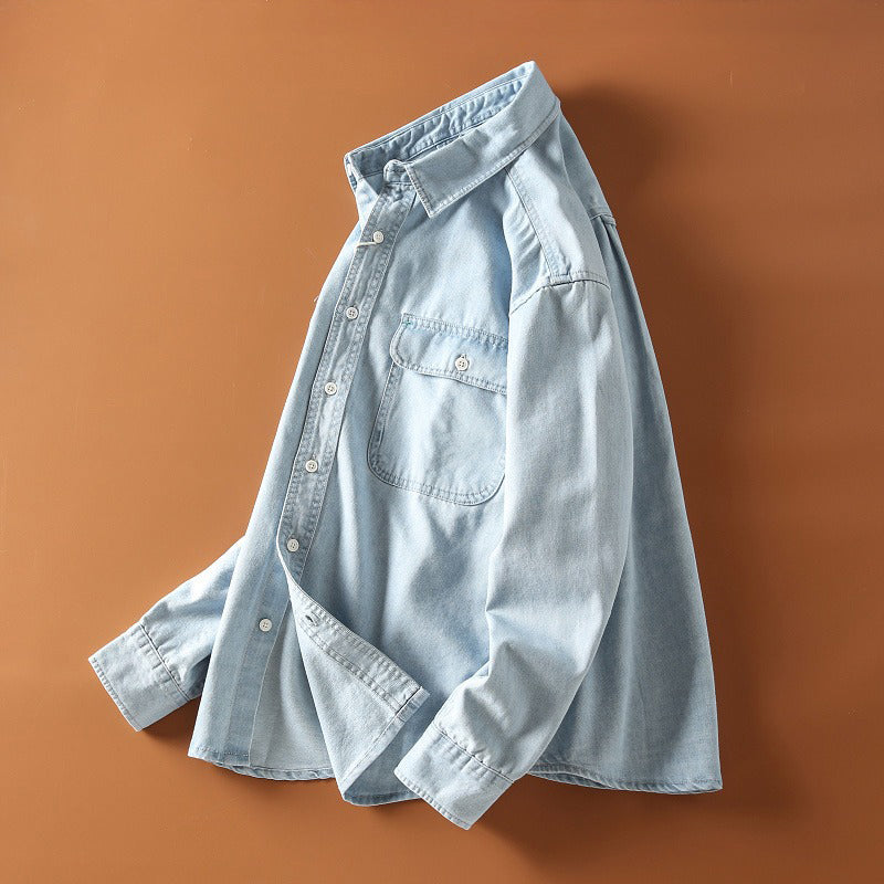 Klassisk herr jeansskjorta i retrostil. Mångsidig avslappnad skjorta för trendigt herrmode och vardagsbruk.