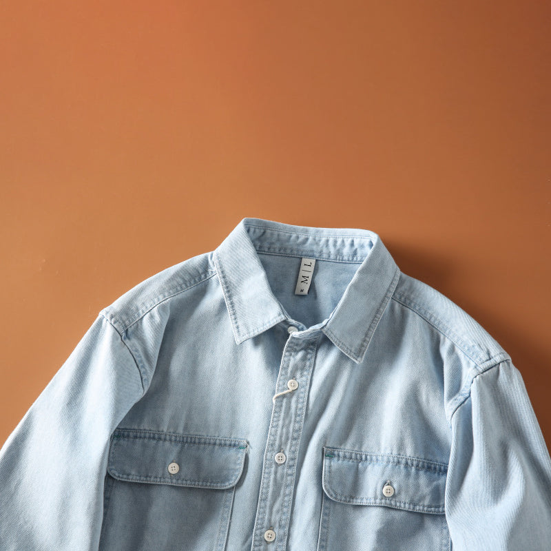 Avslappnad retro jeansskjorta för män. Stilren fritidsskjorta i denim, perfekt för en bekväm och trendig look.