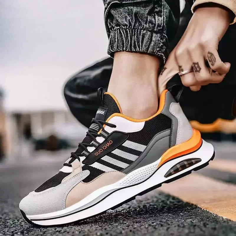 Herrskor: Retro sneakers i stilren design, bekväma fritidsskor för den moderna mannen.