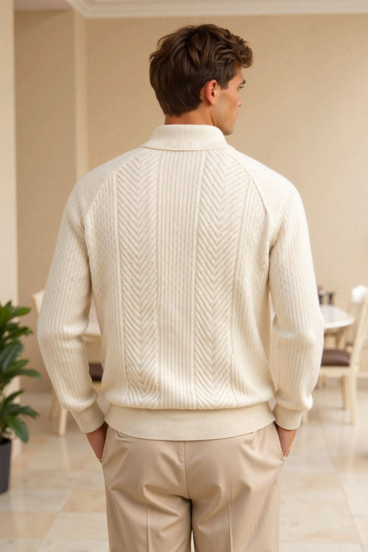 Klassisk retro herrtröja, långärmad och enfärgad. Ger värme och stil för en avslappnad look.