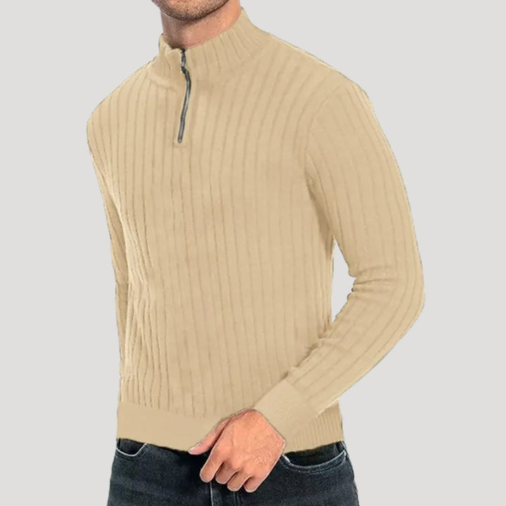 Man bär herr ribbad halvdraget jumper i smart casual look. Perfekt för lager på lager.