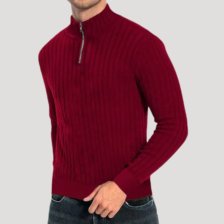 Detalj av det stilrena halvdraget på herr ribbad jumper. Funktionell stickad herrtröja.