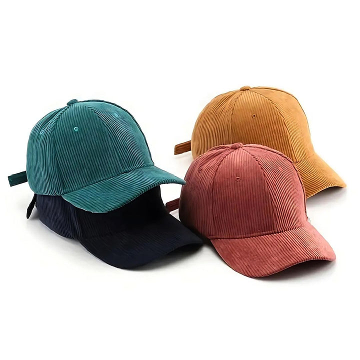 Man bär en modern ribbad herr baseballkeps som modeaccessoar, kompletterar vardagslooken.