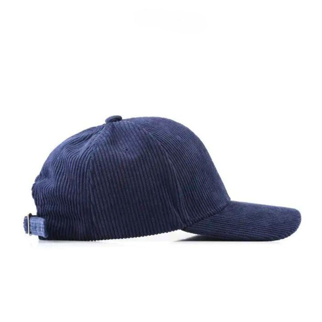 Ribbad herr keps som mångsidig stilaccessoar, passar både avslappnad vardagsstil och sportigare look.