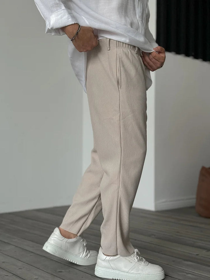 Stilrena ribbstickade herrbyxor, mångsidiga för lediga outfits. En del av det senaste herrmodet.