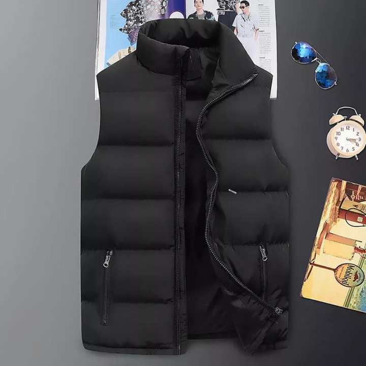 Modell som poserar med en marinblå ärmlös jacka, framhäver dess casual och moderna design.