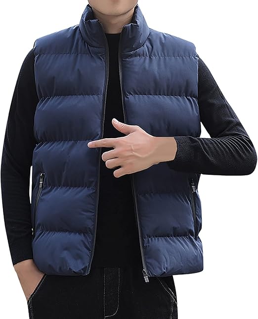 Pufferjacka för män i rött, sett bakifrån, visar den ärmlösa designen och den höga kragen.