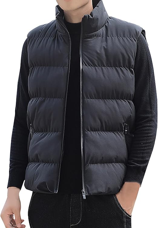 En hopvikt grå pufferväst, visar hur kompakt och lätt den är att packa för resor.